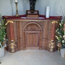 Altar mit Holzverzierungen
