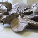 Handgeschnitztes Tuch mit Blättern aus einem Holzblock