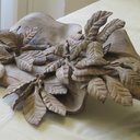 Handgeschnitztes Tuch mit Blättern aus einem Holzblock